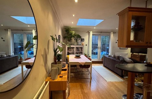 Wormholt and White City Apartment | Garden flat - sleeps 6