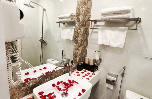Hai Ba Trung Hotel | Golden Hotel