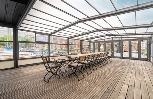 Tower Hill Boat Rental | Gorgeous houseboat with sauna