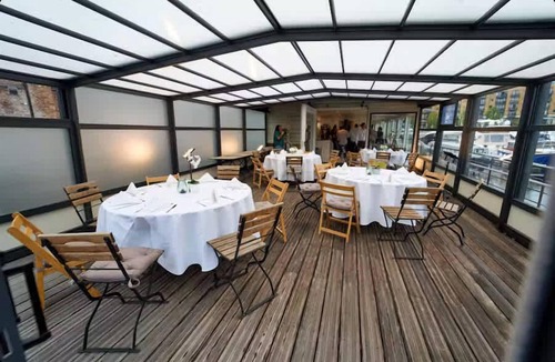 Tower Hill Boat Rental | Gorgeous houseboat with sauna