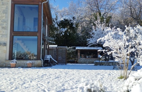 Rapino House | Green Apartment-Ancient country house, fenced garden, pets allowed.