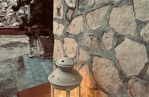 Minturno Apartment | Guest House 'La Colonnina' with Shared Garden, Wi-Fi and Air Conditioning