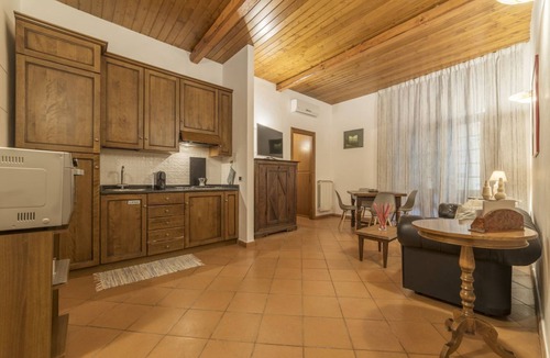 Rione XVI Ludovisi Apartment | GuestHost - Approximately 80 m2 apartment located on the third floor of a characteristic period building with lift (not suitable for the disabled).Our accommodation can comfortably accommodate up to 6 people.It is the ideal solution for those who travel