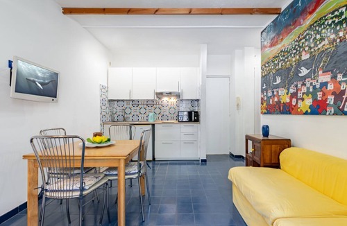 Spisone Apartment | GuestHost - Please note that from 20 May 2025 to 5 June 2025 the facade will be under construction.Cozy 41 sqm studio flat with sea view, perfect for 4 people, located on the ground floor of a building. The property is located in the Spisone area (Taormi