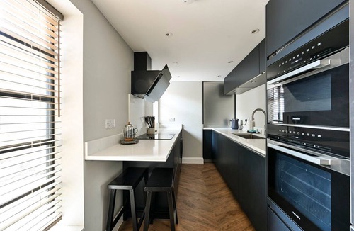 Mortlake Apartment | GuestReady - Charming Flat with Skylit Living Room