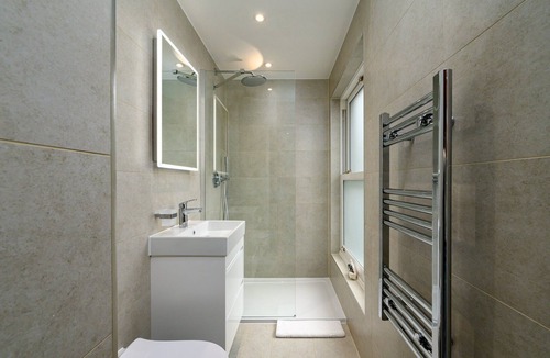 Greenwich West Apartment | GuestReady – Modern hideaway by Greenwich Park