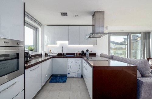St. Mary's Park Apartment | GuestReady - Spacious 2bed w Balcony in Battersea