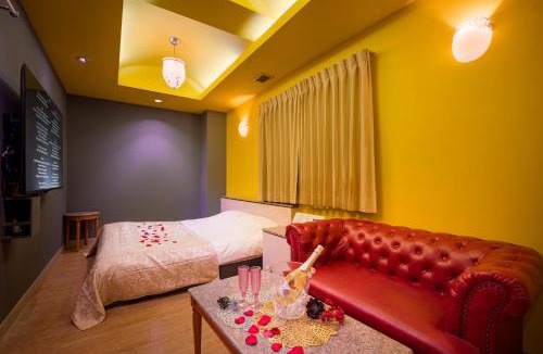 Showa Hotel | Happy Kiss (Adult Only)