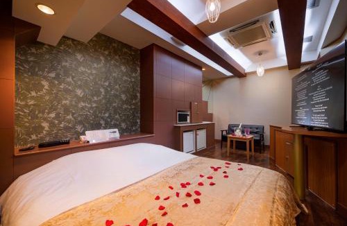 Showa Hotel | Happy Kiss (Adult Only)