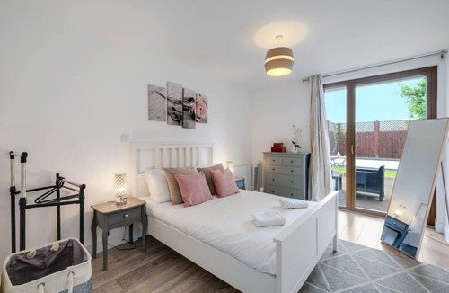 Bushey Apartment | Harry Potter | Garden Flat | Free Parking | 2 Bed