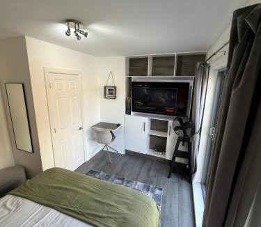 Bishop's Apartment | High Deluxe 2 NEW bed flat for 6 people in prime Location 10 min walking to LONDON EYE