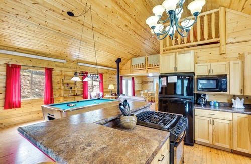 Deadwood Cabin | Hike, Unwind & Bring Your Pet: Deadwood Cabin!