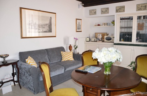 Rione IX Pigna Apartment | Historic Center - Elegant Apartment with Charming Antiques - Raffaello Inn