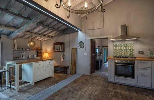 Ferretto House | Historic farmhouse with loggia in Cortona