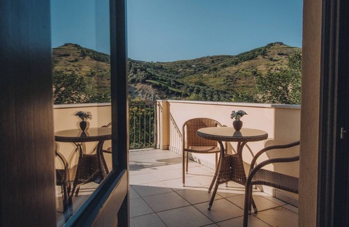 Torre de' Passeri Villa | Historic Italian Villa with pool