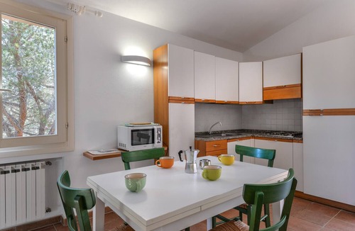 Procchio Apartment | Holiday Apartment 'La Spiga' with Terrace, Shared Garden and Wi-Fi
