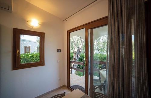 Mattinata House | Holiday Apartment "orchidea" with swimming pool and private beach
