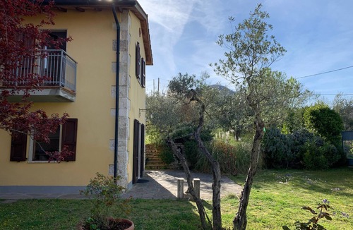 Bagni San Filippo House | Holiday Home 'Aldo' with Garden, Steps from the Thermal Springs