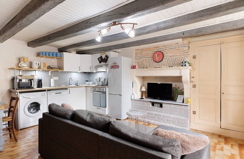La Puye House | Holiday Home “Le Gîte Leiloo” with Private Terrace, Garden & Wi-Fi