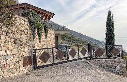 Cassone House | Holiday Home Sopralago ein Ferienhaus in Traumlage am Gardasee by Interhome