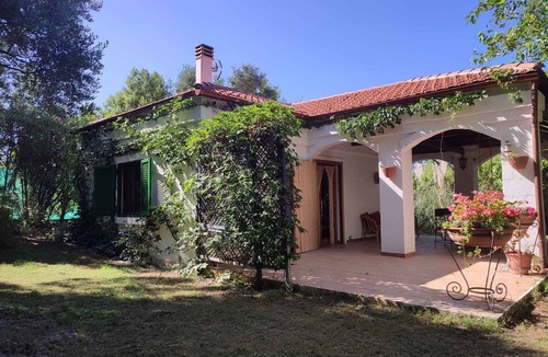 Molfetta House | Holiday home with pool and air conditioning
