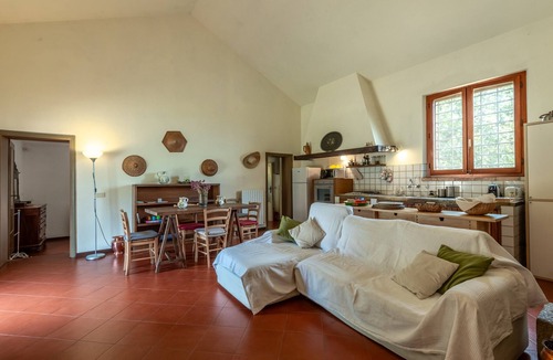 Ponte di Gabbiano House | Holiday Home 'Fienile' with Shared Pool, Garden and Wi-Fi