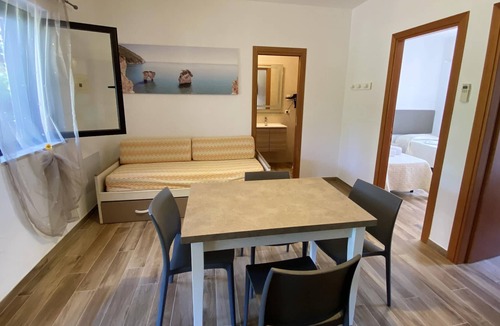 Chiesiola Apartment | Homerez - Appartement for 4 ppl. with shared pool, jacuzzi and garden at Vieste