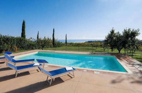 Cupra Marittima Villa | Homerez - Villa for 11 ppl. with swimming-pool and sea view at Cupra Marittima