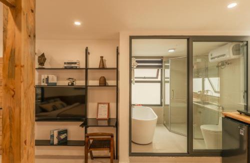 Hang Trong Apartment | Homestay CHẤT- Lake Side, Self Check Apt