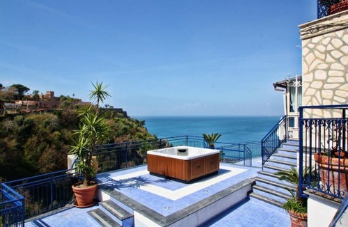 Vico Equense Hotel | Hotiday Vico Equense