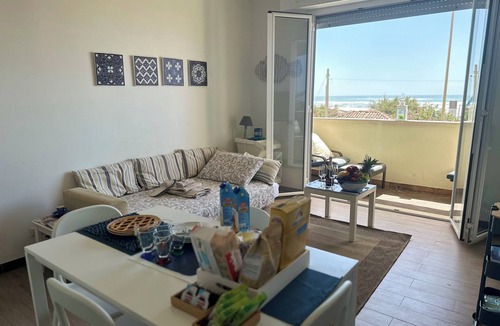 Passo Oscuro House | House facing the sea