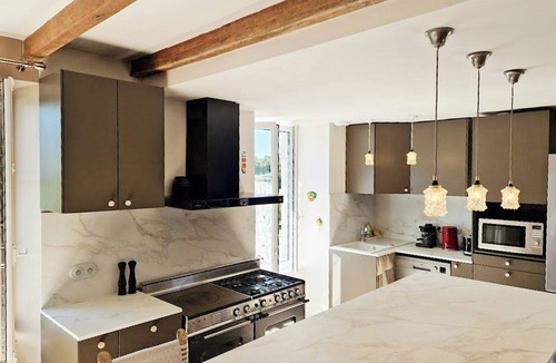 Saint-Laurent-de-Jourdes House | House and playful barn