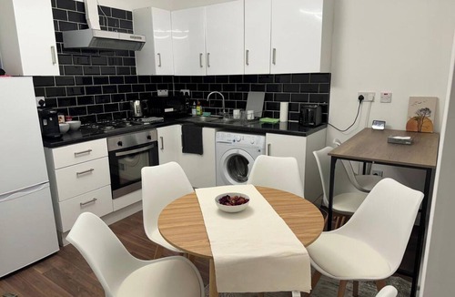 Farringdon House | House Sleeps 22 with Wifi