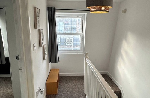 Farringdon House | House Sleeps 22 with Wifi