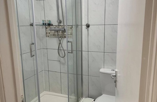 Farringdon House | House Sleeps 22 with Wifi