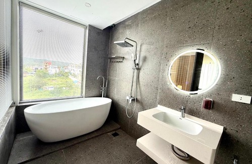 Co To Hotel | Huong Sky Co To
