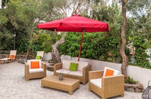 Forio House | Ischia-Forio-Punta Caruso-La Grille du coq-villa 4 il prezzo della villa è riferito all'intero alloggio con il limite delle persone previste n 6