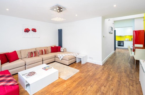 Walpole Apartment | JOIVY Stunning flat with garden in West London