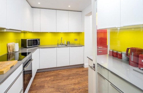 Walpole Apartment | JOIVY Stunning flat with garden in West London