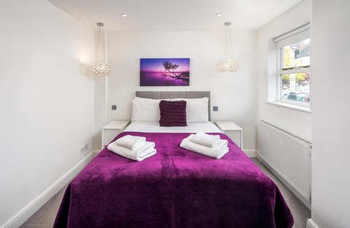 Walpole Apartment | JOIVY Stunning flat with garden in West London
