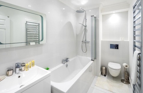 Walpole Apartment | JOIVY Stunning flat with garden in West London