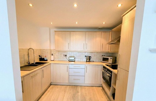 London Borough of Hounslow Apartment | Kew Connection - Relax in this light airy river view apartment.
