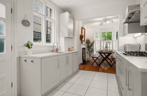 Canbury House | Kingston 3BR Relaxed Comfort for Family Work
