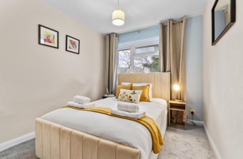 Grove House | KingstonUponThames,Contractor,5BR,Sleeps8,Parking,Close to Central London