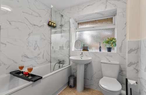 Grove House | KingstonUponThames,Contractor,5BR,Sleeps8,Parking,Close to Central London