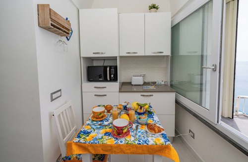 Minori House | L'Aurora house with sea view, WIFI, air conditioning, on the path of the Lemons