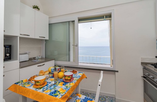 Minori House | L'Aurora house with sea view, WIFI, air conditioning, on the path of the Lemons