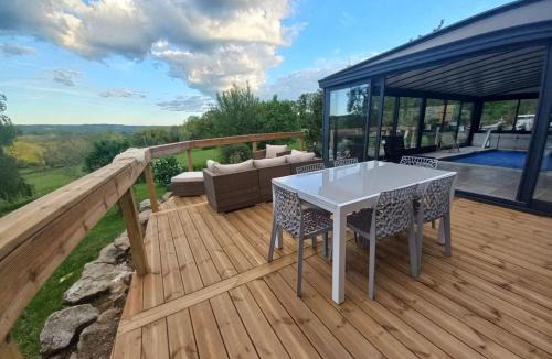 Ahun Bed & Breakfast | La Bergerie de Chantemille - Chambre d'hôtes familiale les Dahlias - jacuzzi, piscine