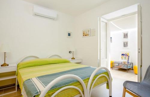 Ischia Porto Apartment | La casetta gialla degli architetti sul porto