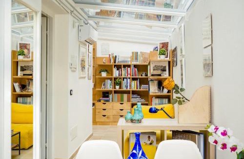 Ischia Porto Apartment | La casetta gialla degli architetti sul porto